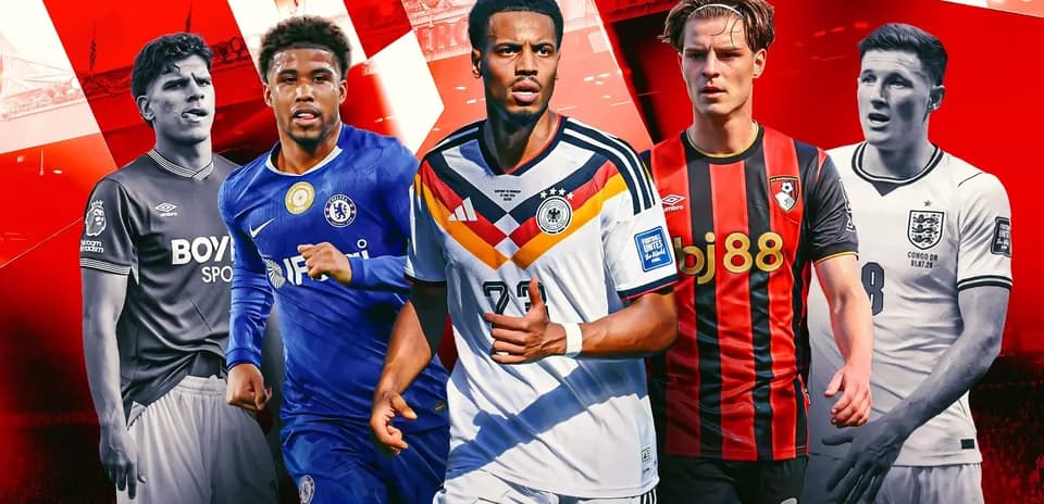 Cinq joueurs de football en tenues différentes