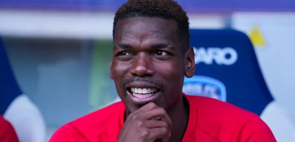 Joueur souriant sur le banc de touche