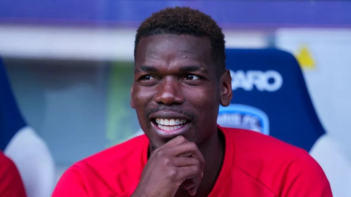 Joueur souriant sur le banc de touche