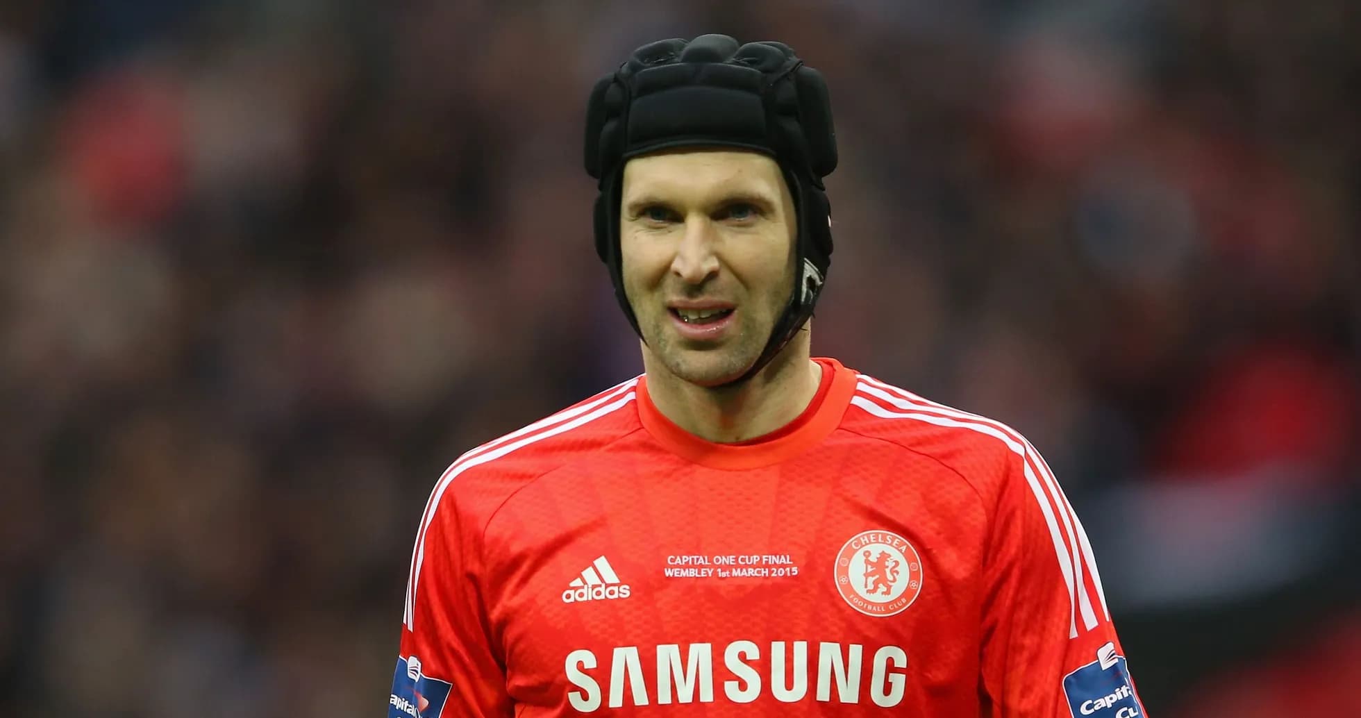 Gardien de but en tenue rouge à Wembley
