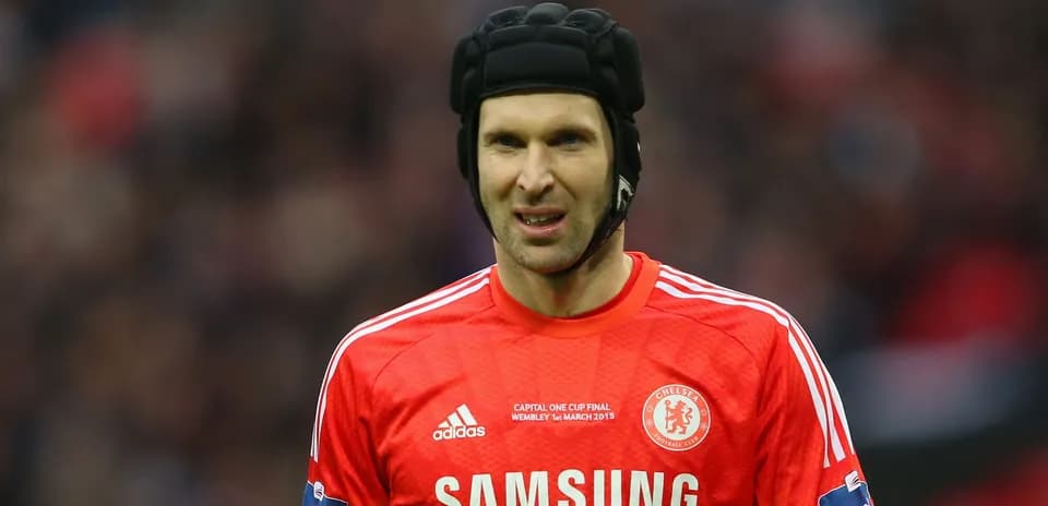 Gardien de but en tenue rouge à Wembley