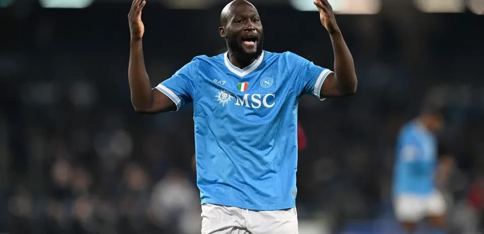 Joueur de Naples célébrant un but sur le terrain