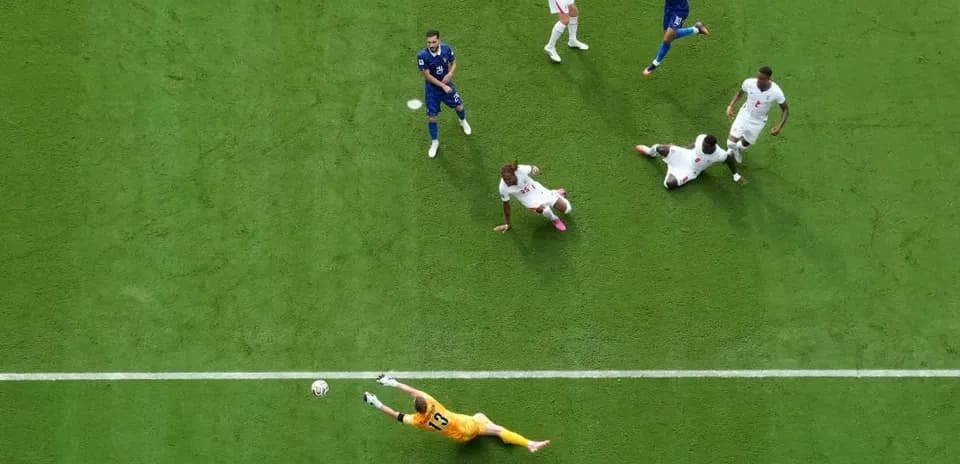 Un joueur anglais tire au but contre la France