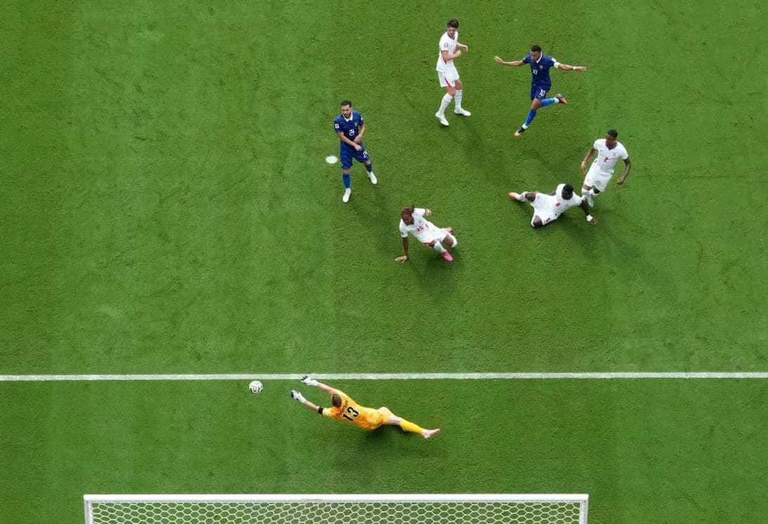 Un joueur anglais tire au but contre la France