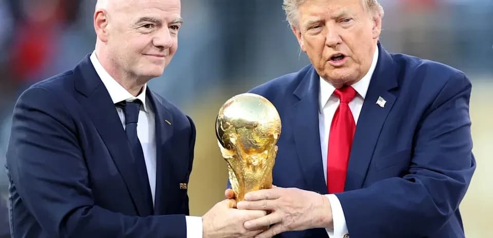 Gianni Infantino et Donald Trump tenant la Coupe du Monde