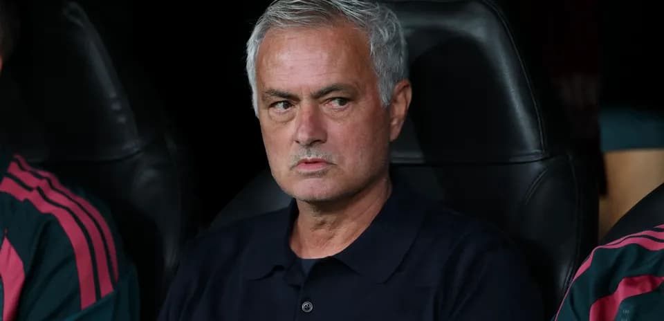 Entraîneur assis sur le banc de touche lors du match