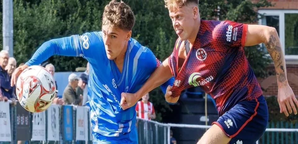 Deux joueurs de football disputant le ballon