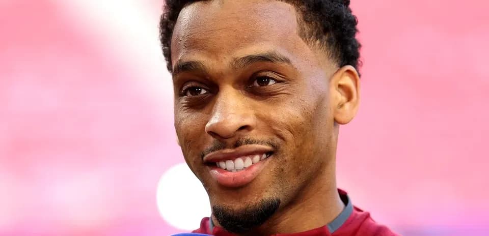 Joueur souriant lors d'une interview d'avant-match
