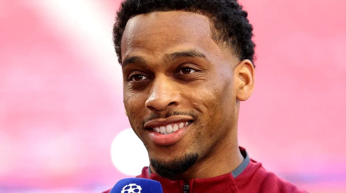 Joueur souriant lors d'une interview d'avant-match
