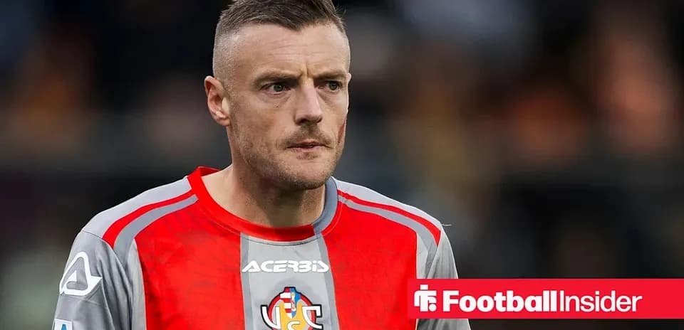 Joueur en tenue de gardien de but sur le terrain