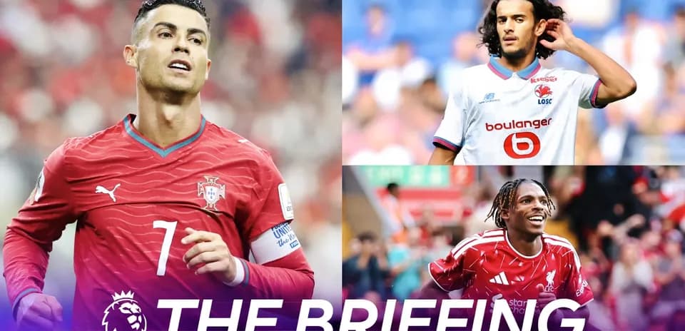 Trois joueurs de football en action sur le terrain
