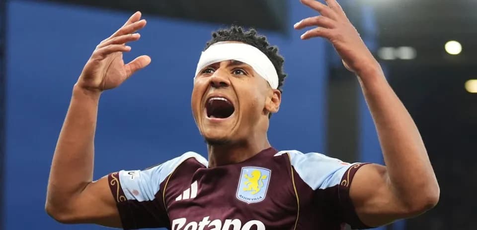 Joueur d'Aston Villa célébrant avec un bandage à la tête