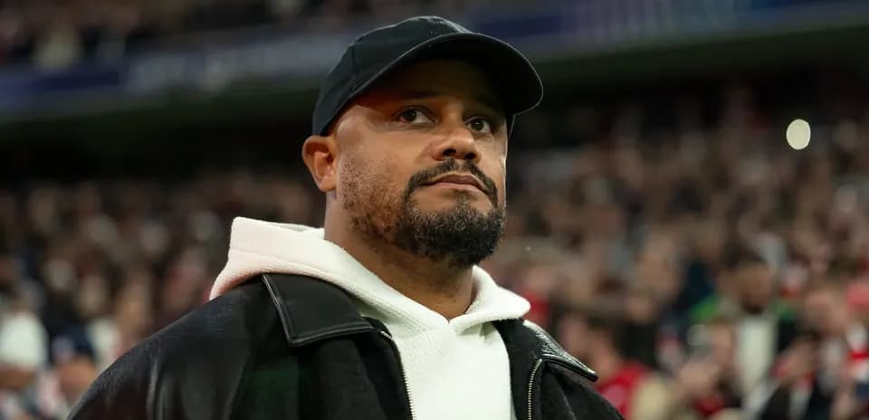 Homme portant une veste noire dans un stade