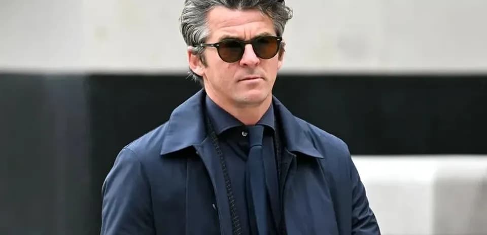 Homme en lunettes de soleil marchant dans la rue