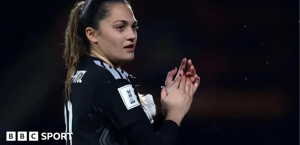 Gardienne applaudissant après un match de football