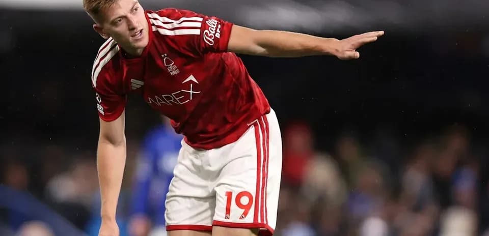 Joueur de Nottingham Forest en action sur le terrain