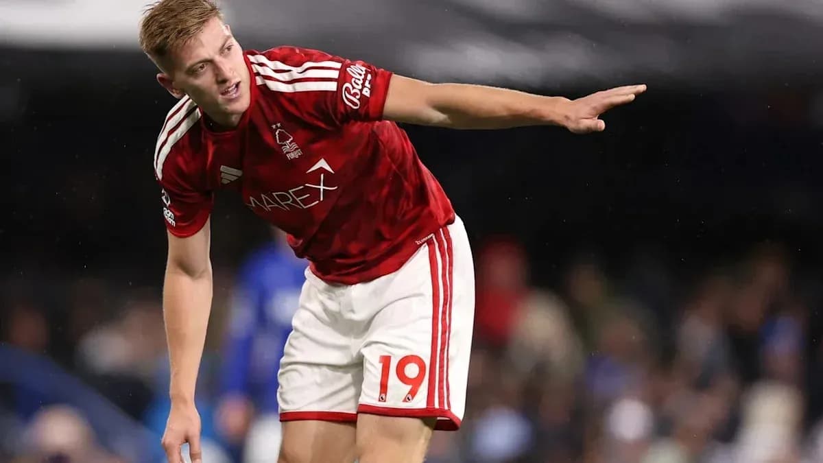 Joueur de Nottingham Forest en action sur le terrain