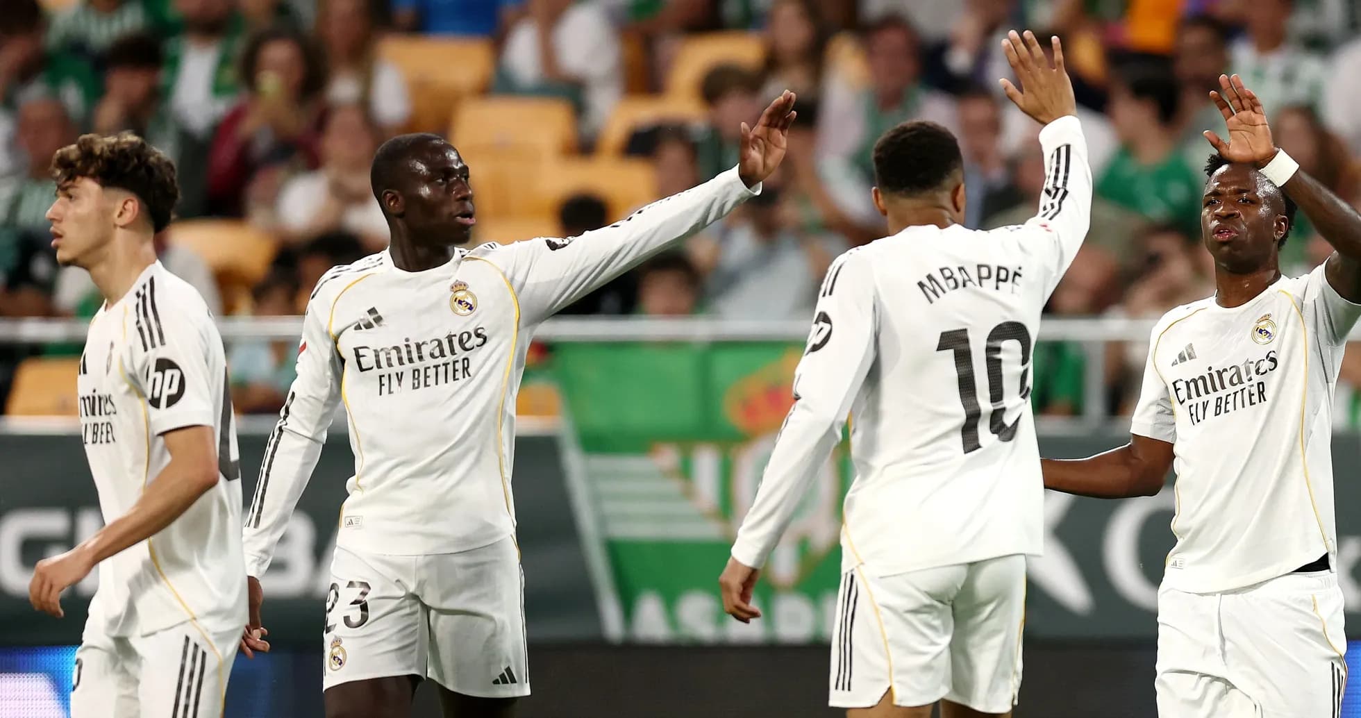 Joueurs du Real Madrid célébrant un but ensemble