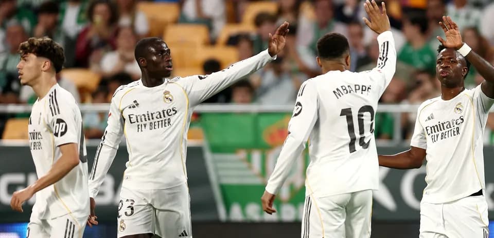 Joueurs du Real Madrid célébrant un but ensemble