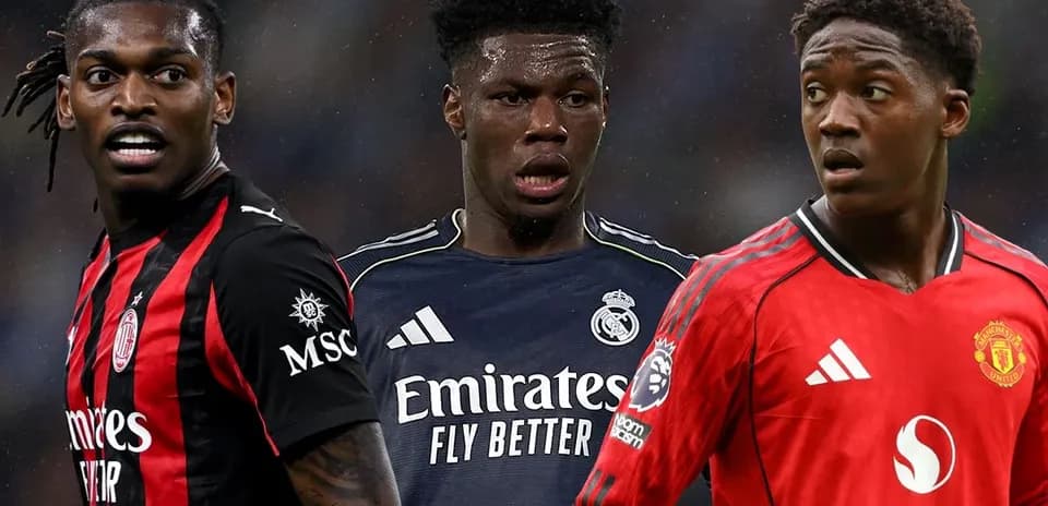 Trois joueurs en maillots de clubs différents