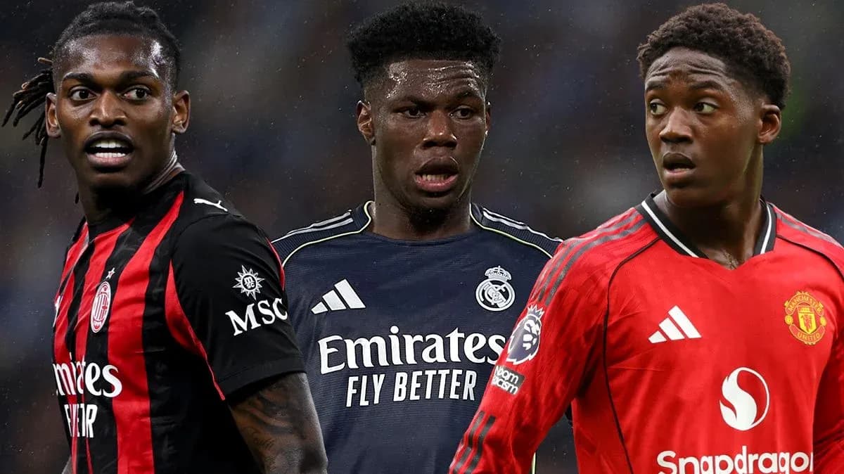 Trois joueurs en maillots de clubs différents