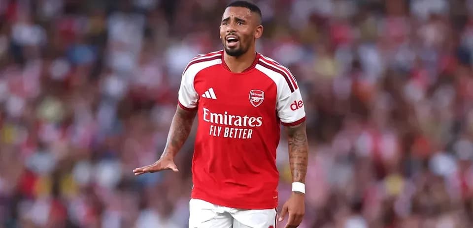 Joueur d'Arsenal en action sur le terrain
