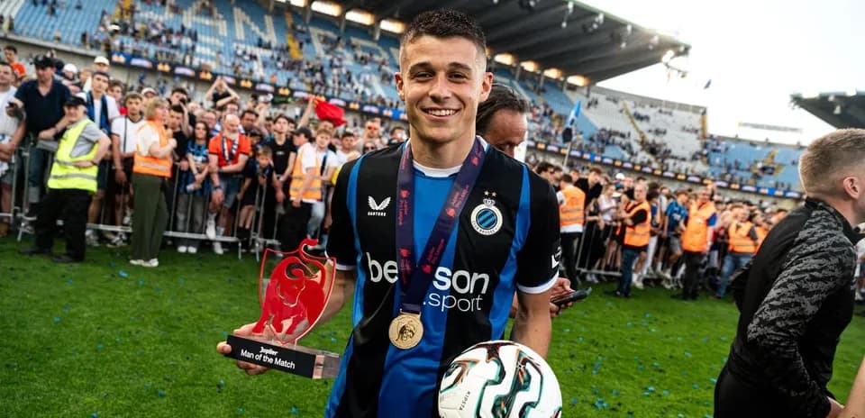 Joueur tenant le trophée du meilleur joueur du match