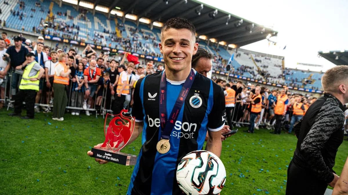 Joueur tenant le trophée du meilleur joueur du match
