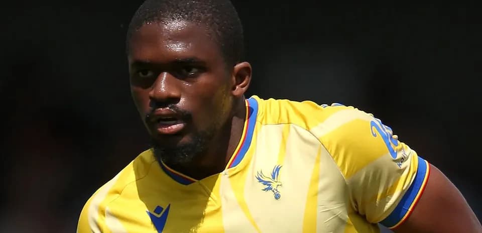 Joueur en maillot jaune courant sur le terrain