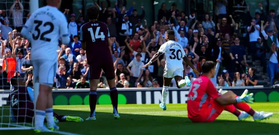 Joueur célébrant un but lors de Fulham vs Aston Villa