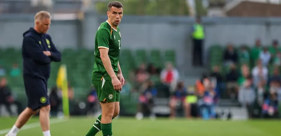 Joueur irlandais sur le terrain avec entraîneur en arrière-plan