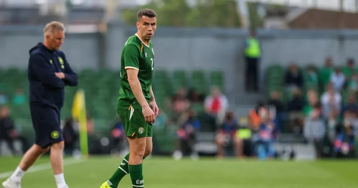 Joueur irlandais sur le terrain avec entraîneur en arrière-plan