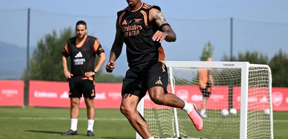Joueur dribblant un ballon lors de l'entraînement