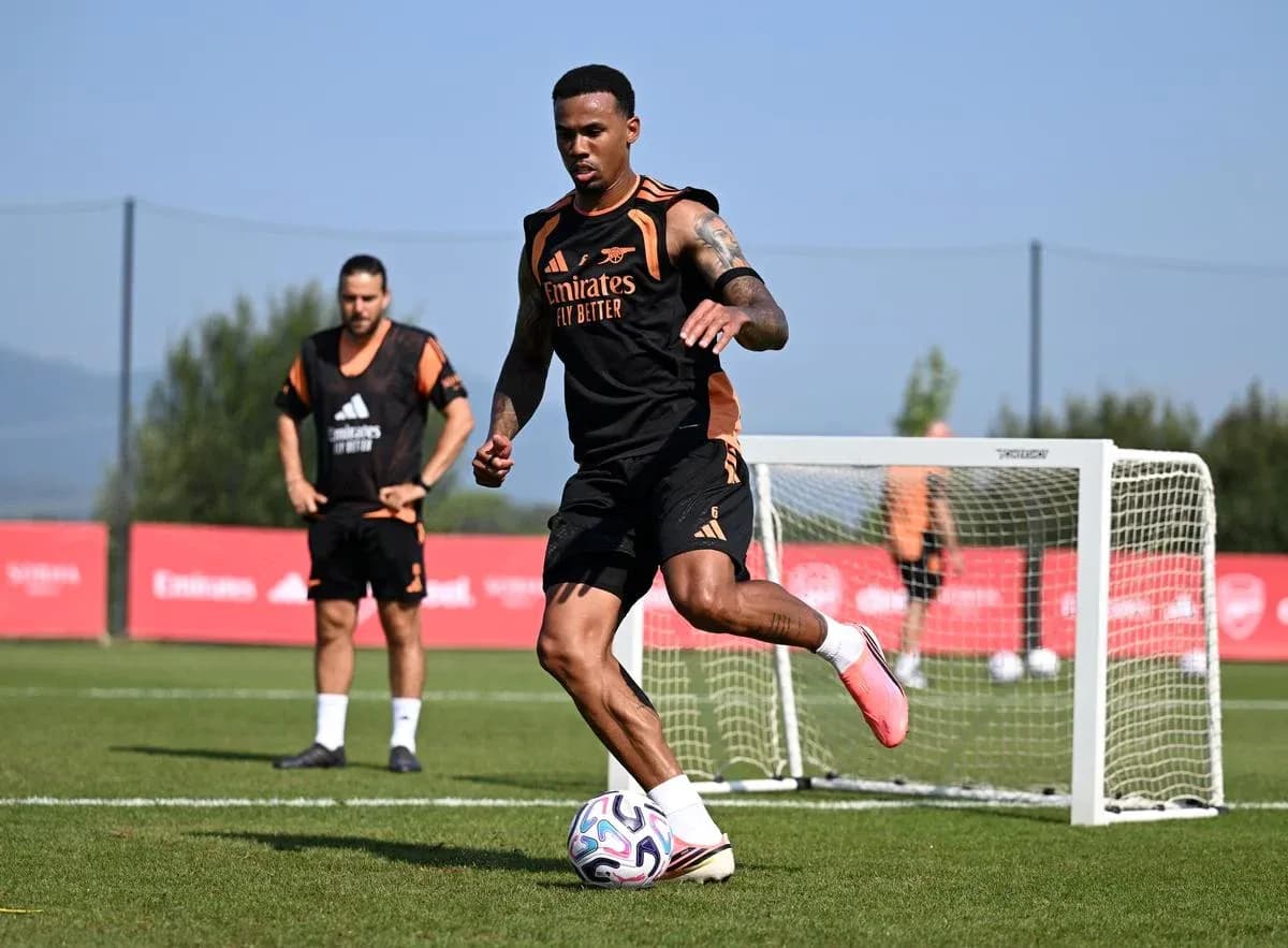 Joueur dribblant un ballon lors de l'entraînement