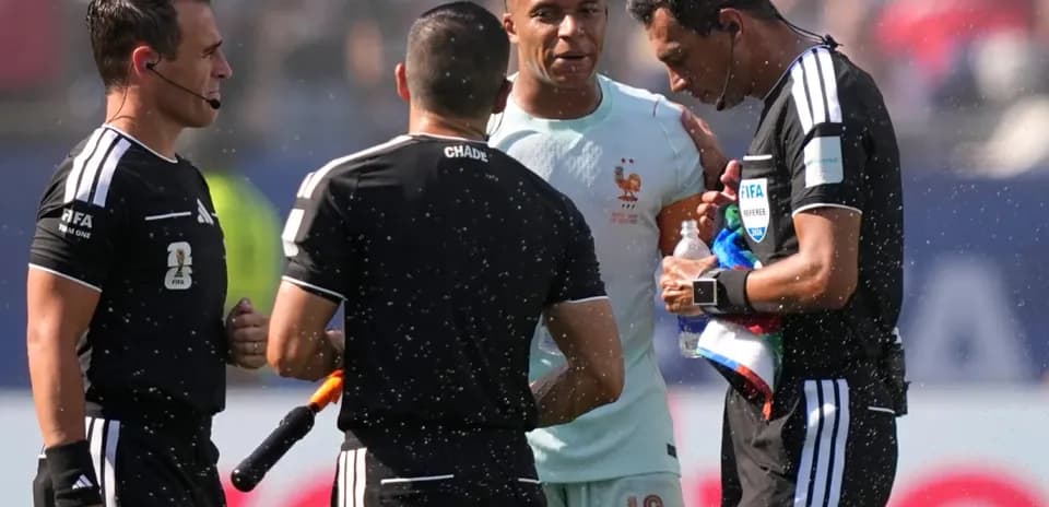 Kylian Mbappé discutant avec les arbitres lors du match