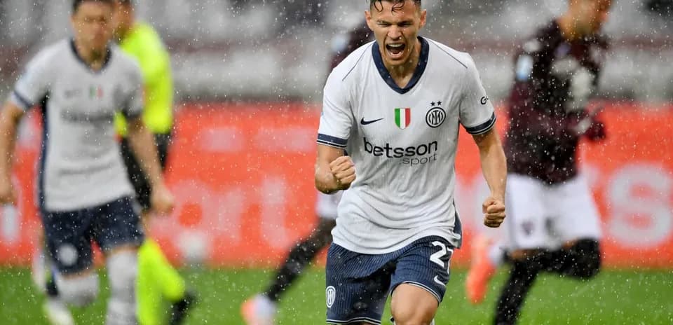 Joueur d'Inter célèbre un but sous la pluie