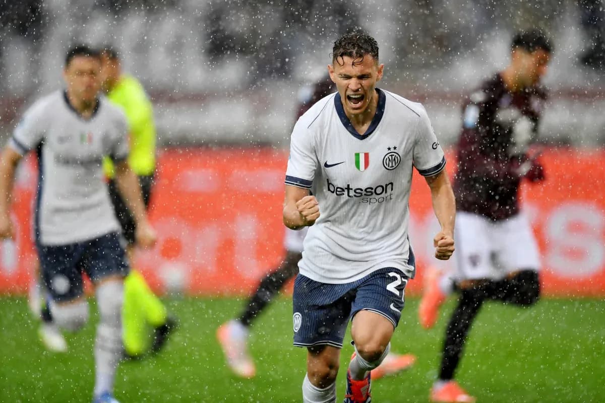 Joueur d'Inter célèbre un but sous la pluie