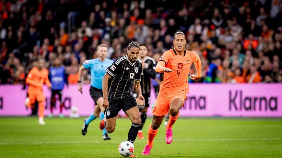 Joueur en noir dribblant avec défenseur en orange