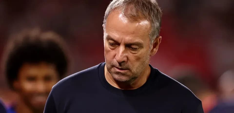 Entraîneur marchant sur le terrain après le match