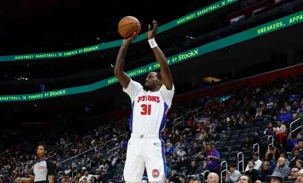 Joueur des Pistons tirant au panier durant un match