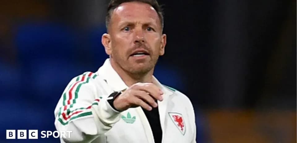 Entraîneur discutant sur le terrain avant un match