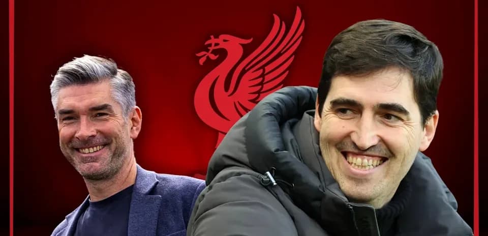 Deux entraîneurs souriant devant le logo de Liverpool