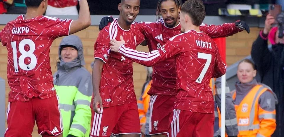 Joueurs de Liverpool célèbrent un but