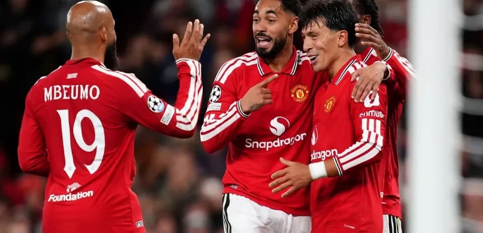 Joueurs de Manchester United célébrant un but