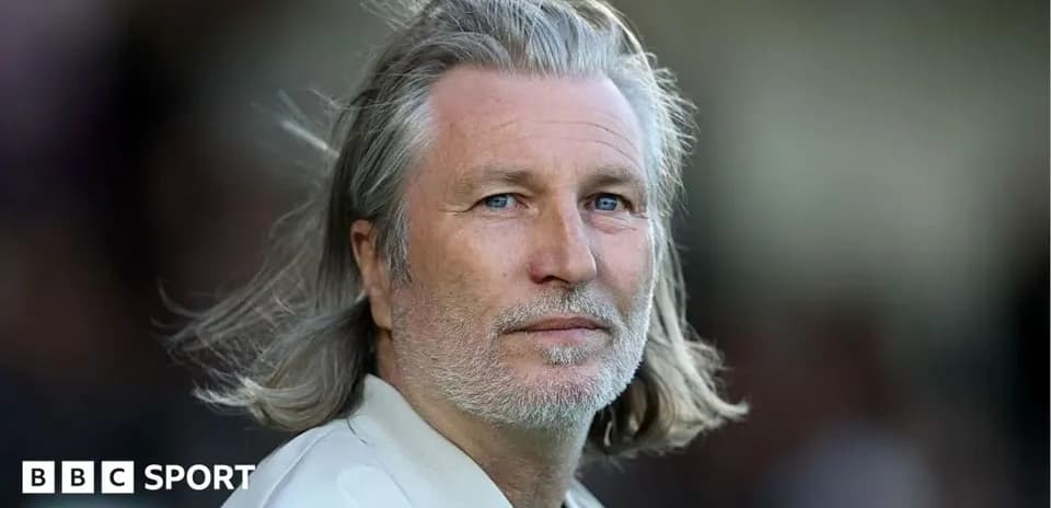 Homme avec des cheveux longs en tenue décontractée
