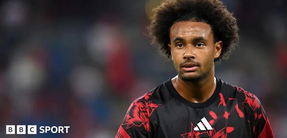 Joueur portant un maillot de Manchester United sur le terrain