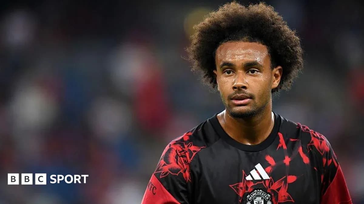 Joueur portant un maillot de Manchester United sur le terrain