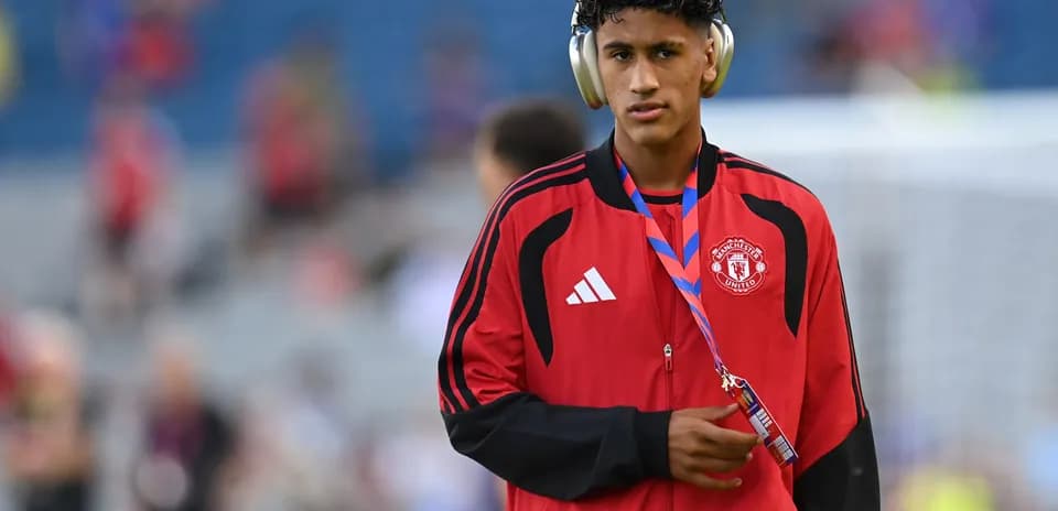 Joueur de Manchester United portant des écouteurs avant le match