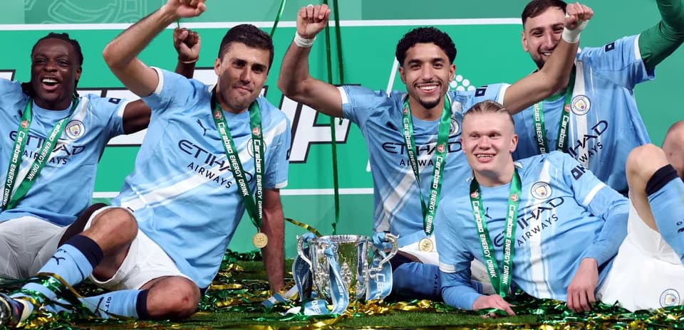 Joueurs de Manchester City célébrant avec le trophée