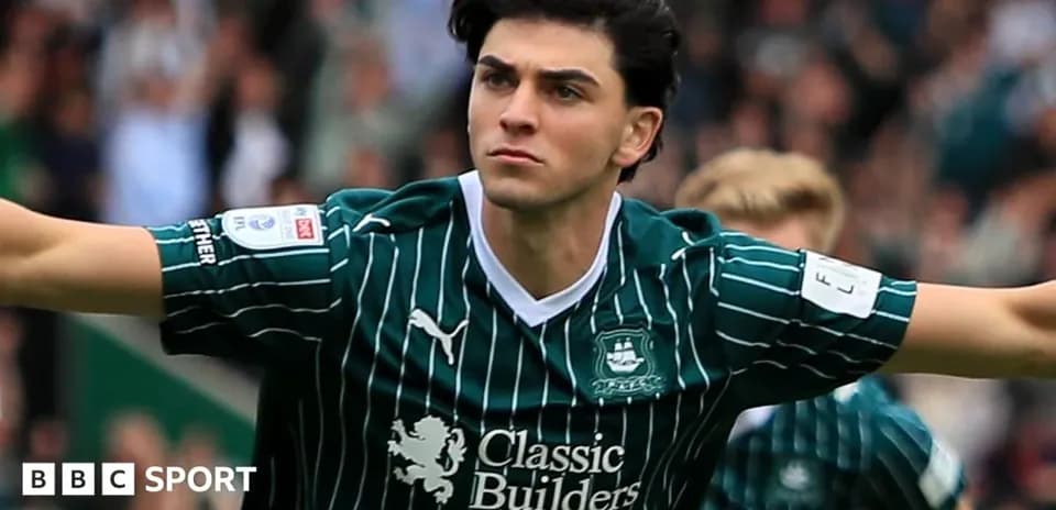Joueur célébrant un but avec les bras levés